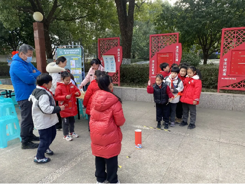 慈溪市浒山街道东海社区关工委开展“挥毫泼墨书春联，骏马送福进万家”主题活动