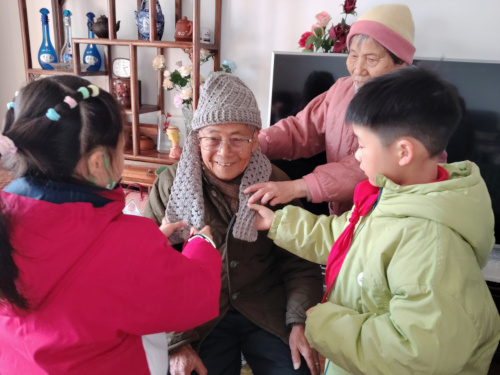 镇海区中兴社区关工委联合崇正书院开展“围爱过冬·帽暖人生”送温暖行动