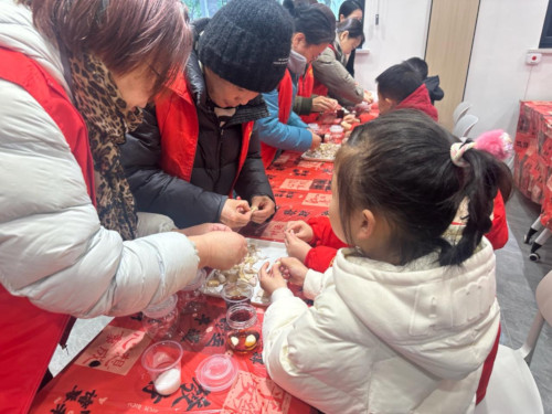 镇海区蛟川街道未名社区关工委组织开展“蒜香裹暖意 腊八聚童心”主题活动