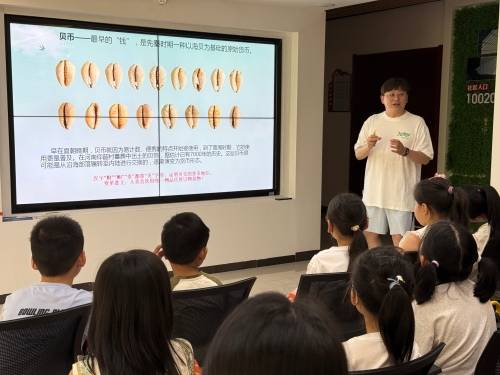 2025。8。27方寸铜钱载千年 童心妙笔续文脉.jpg