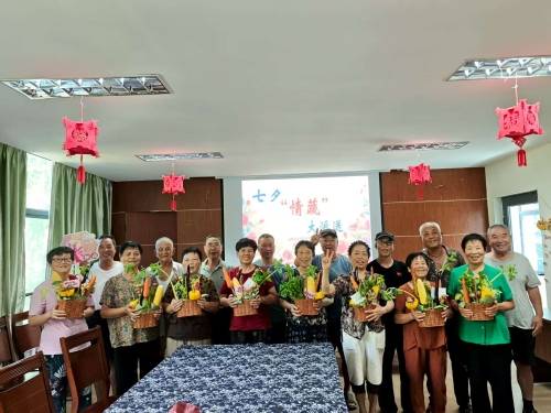 2025。8。27“七夕情‘蔬’大派送，高龄爱意满心融”.jpg