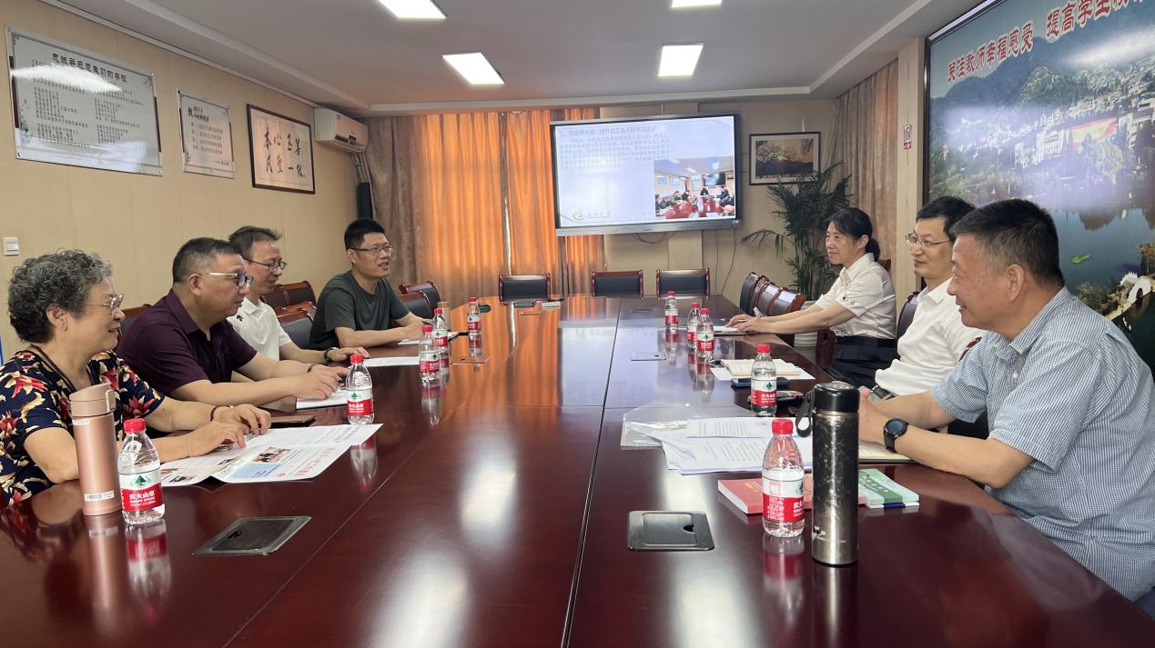 6月26日上午，宁波市教育局关工委主任张力鸣一行，来到宁波市慈湖中学调研指导，促进“五好”学校关工委的创建，推动学校关工委工作规范化、制度化、常态化。随行调研的有市局关工委常务副主任兼秘书长孙钢、副秘书长王亦敏。慈湖中学副校长朱振伟，工会主席、关工委主任吴红尧，常务副主任周丽君，秘书长刘灵鹤等陪同调研。