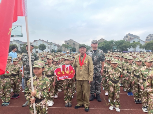 20230926镇海区关心下一代红枫志愿者协会老战士宣讲团长陈伟高走进镇海区艺术实验小学，为参加军训的学生们作动员讲话1.jpg