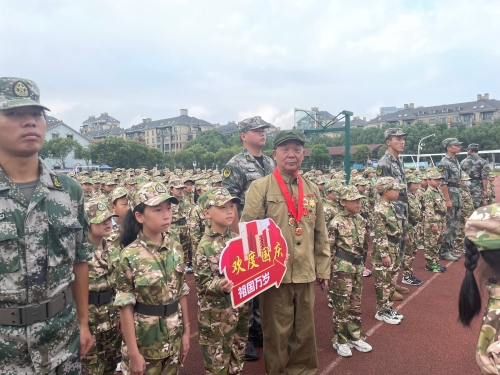 20230926镇海区关心下一代红枫志愿者协会老战士宣讲团长陈伟高走进镇海区艺术实验小学，为参加军训的学生们作动员讲话2.jpg