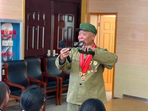 听陈伟高爷爷讲述烽火故事4.jpg