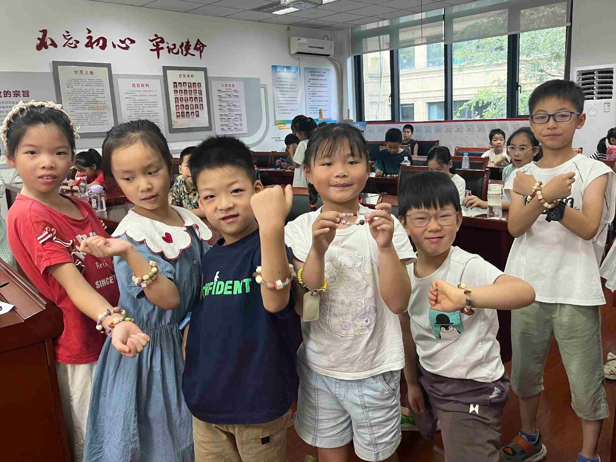 奉化区锦屏街道仁湖社区“假日学校”组织开展“中药植物手串DIY”活动