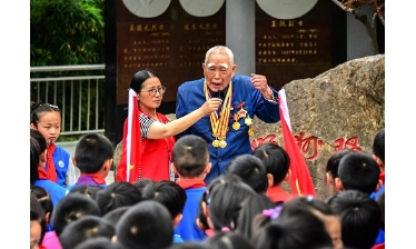 笔耕不辍诲人不倦 生命不息慈善不止——翁绍初